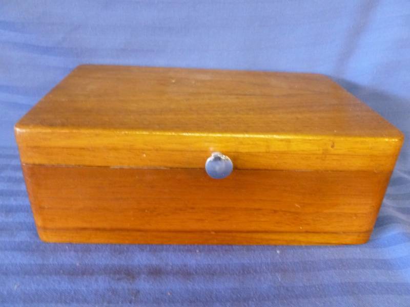 lot 144 image: Oak Jewelry Box