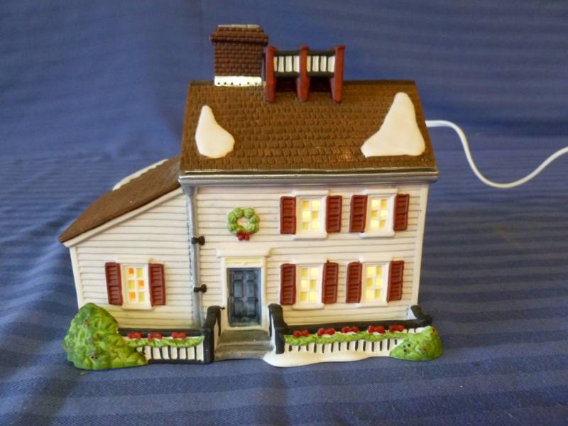 lot 150 image: Department 56 Lightup House