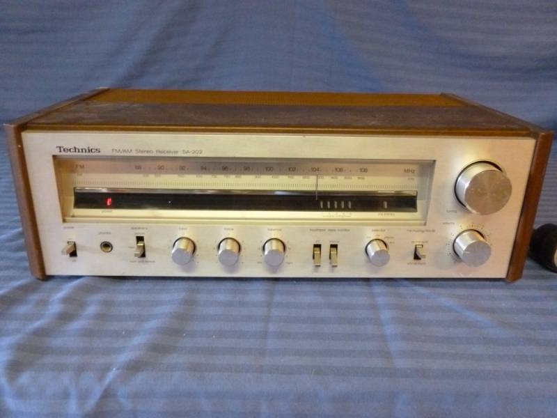lot 164 image: Vintage Technics Receiver