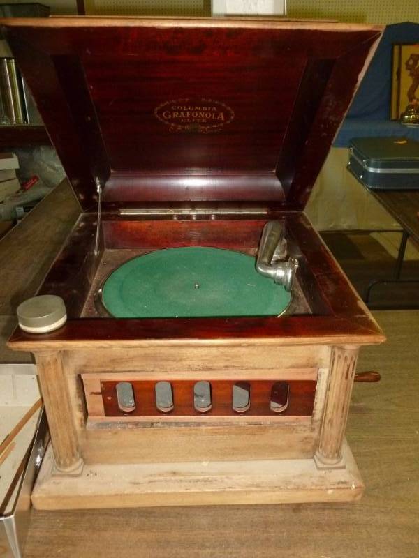 lot 186 image: Antique Columbia Hand Crank Phonograph