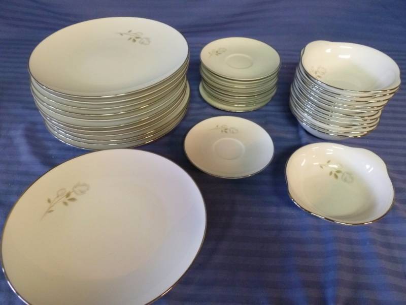lot 190 image: Noritake China Set