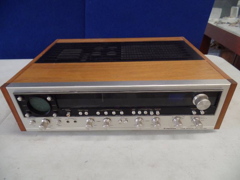 lot 14 image: Vintage Pioneer Reciever