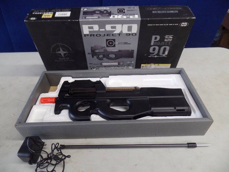lot 19 image: P-90 Electric Airsoft Gun