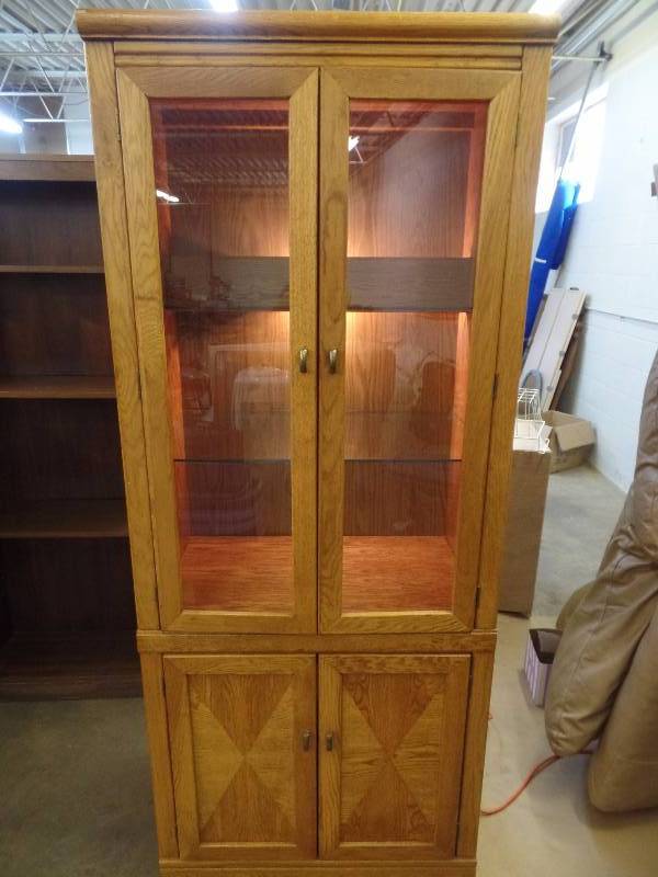 lot 29 image: Display Shelf
