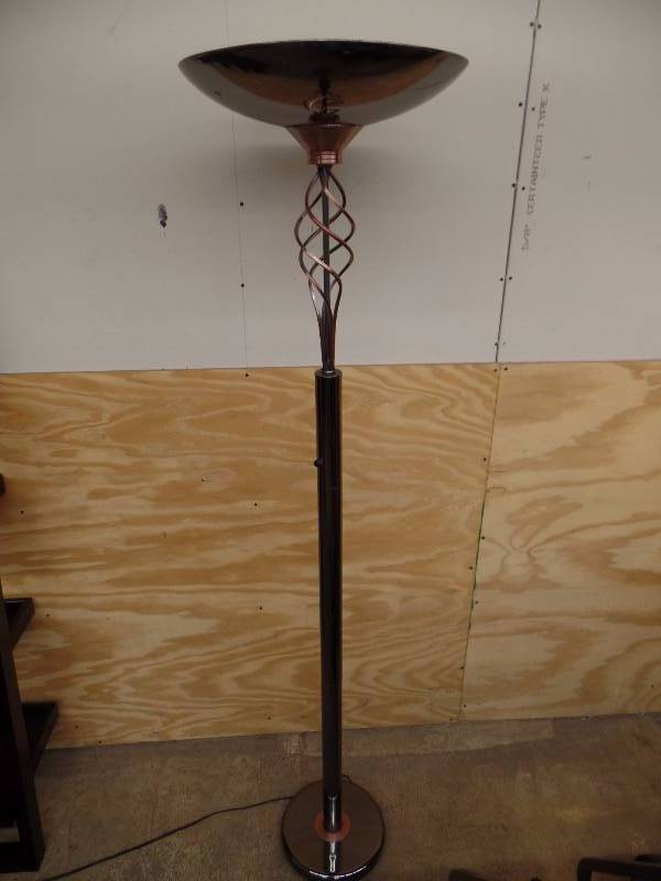 lot 33 image: Floor Lamp