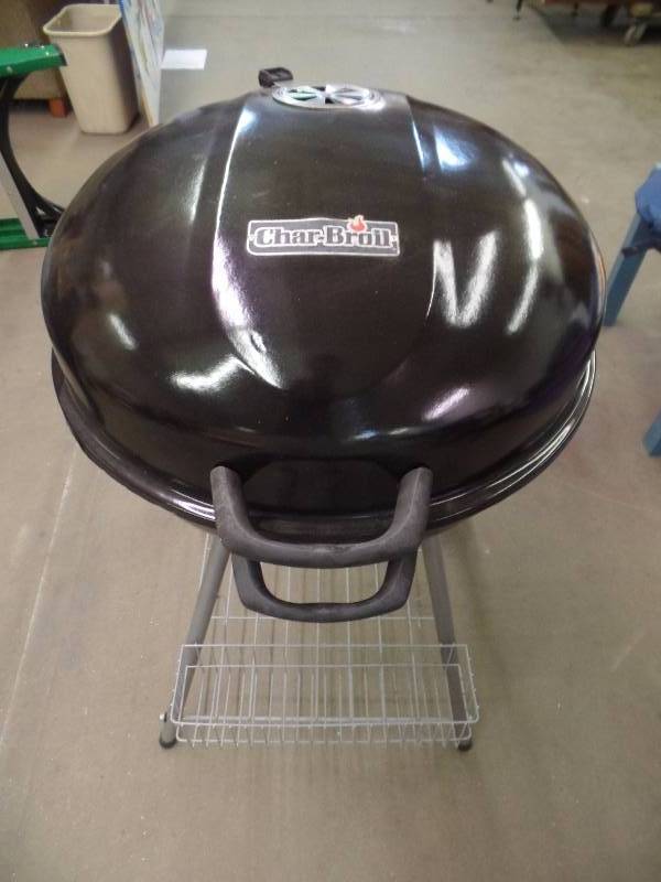 lot 40 image: Char-Broil Charcoal Grill
