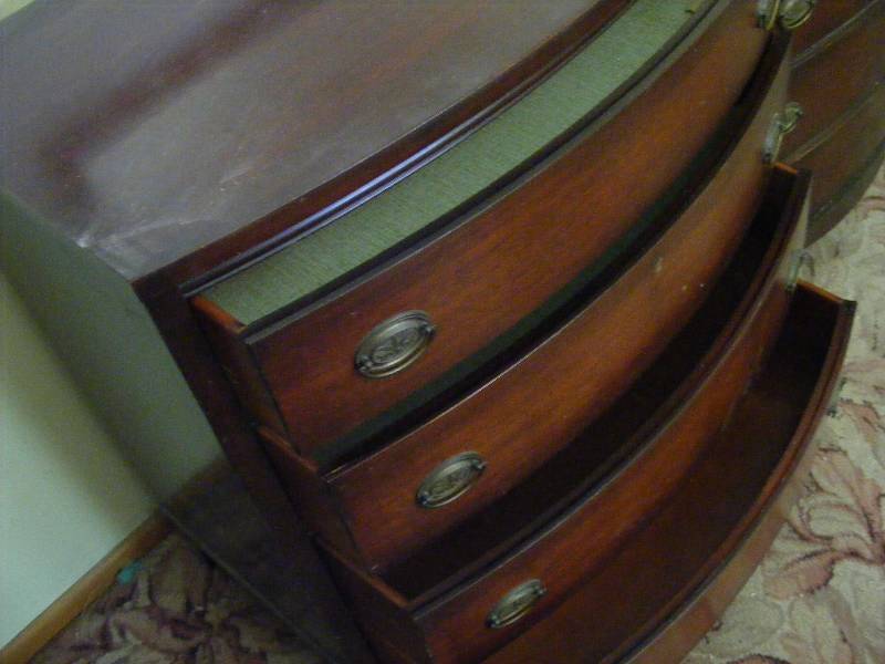 Vintage 4 Drawer Dresser - very good condition