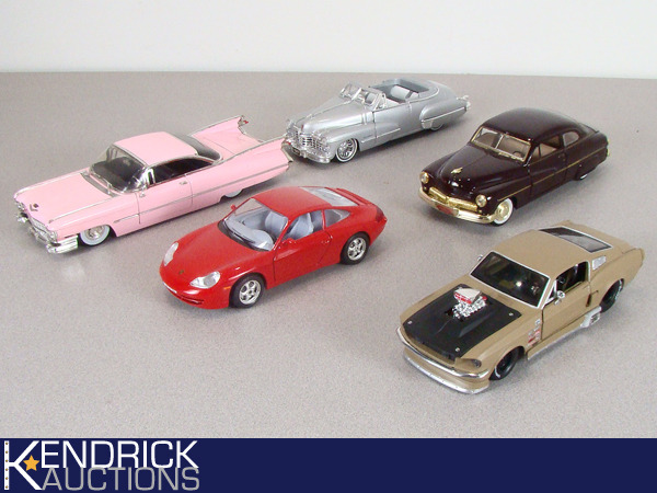 lot 47 image: Lot of 5 Mint Condition 124 Scale Die Cast Cars