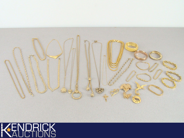 lot 58 image: Large Lot of Vintage Chunky Gold Toned Costume Jewelry