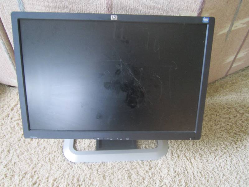 lot 3 image: HP flat screen computer monitor...