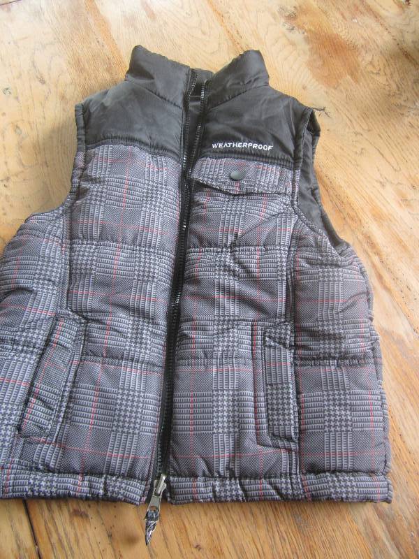 lot 5 image: Weatherproof insulated vest...