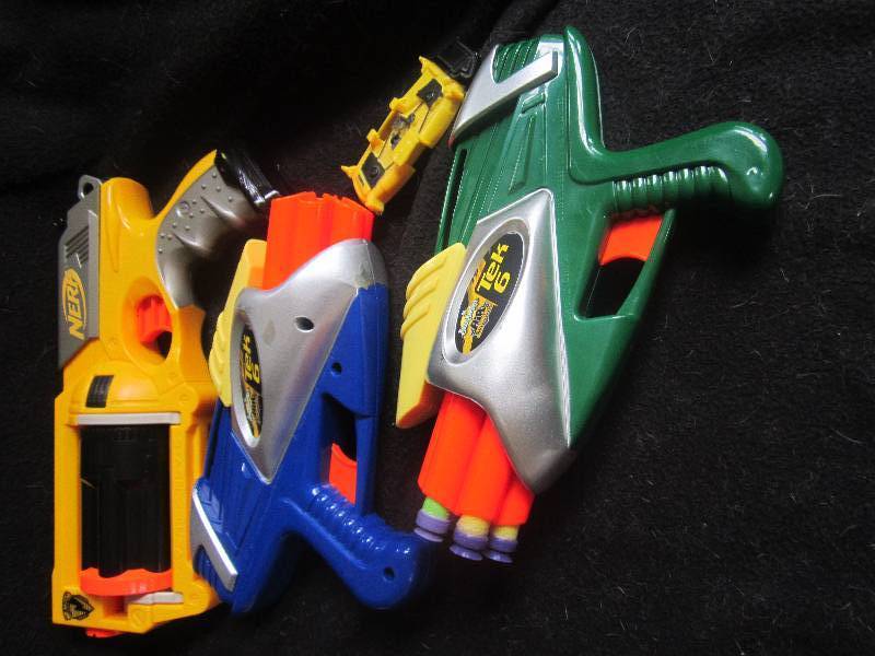 lot 16 image: Assortment of Nerf gun toys...
