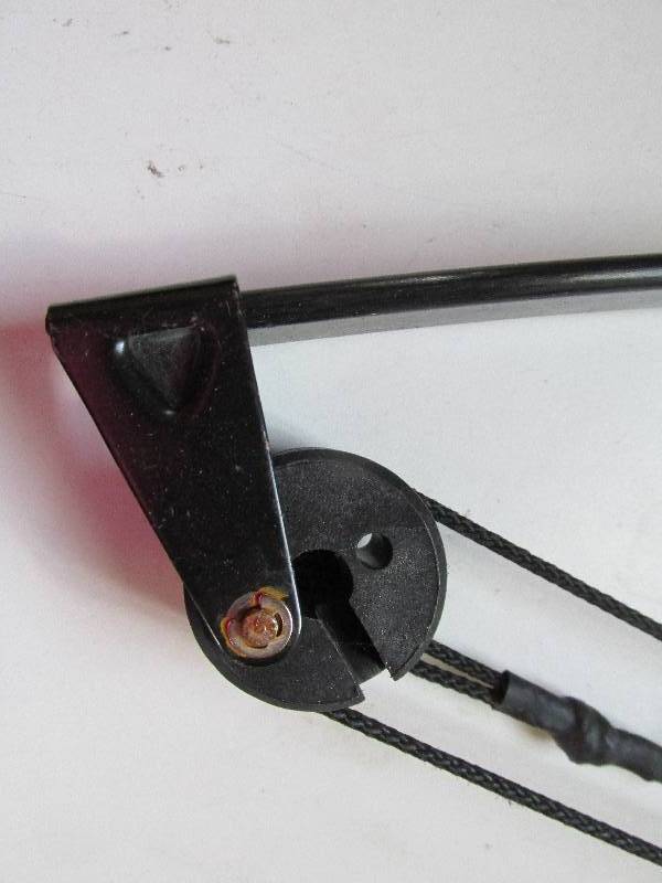 lot 112-COPY image: used bow string coming off barnett ...