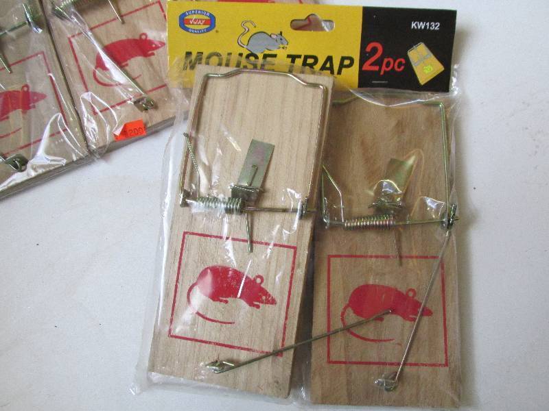 lot 128-COPY image: 4 2pc mouse traps...