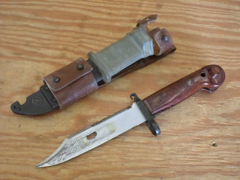 lot 31 image: AK Buglite 40 Bayonett ...