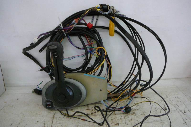 lot 3 image: Mercury Controls, Cables, Wiring and keys fits 40 hp
