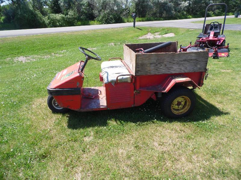 lot 6 image: Toro Workmaster 3 Wheel Service Truck