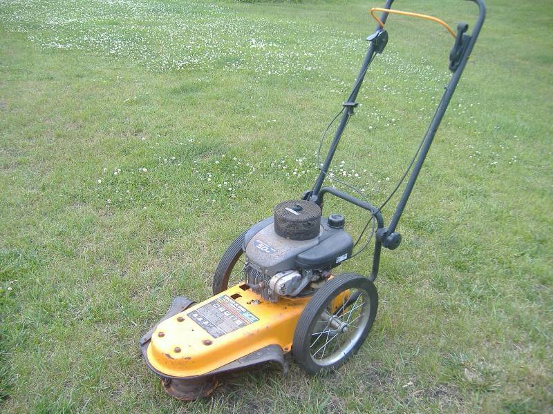 lot 12 image: Yard King 22 Gas Weed Whip