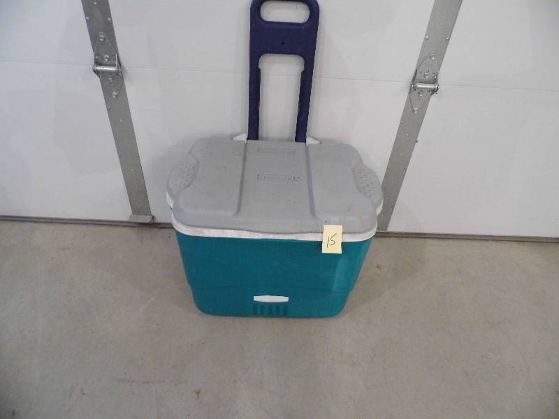 Rubbermaid Cooler on Wheels