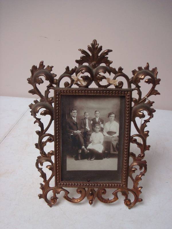 lot 13 image: Vintage Brass Ornate Frame With Picture