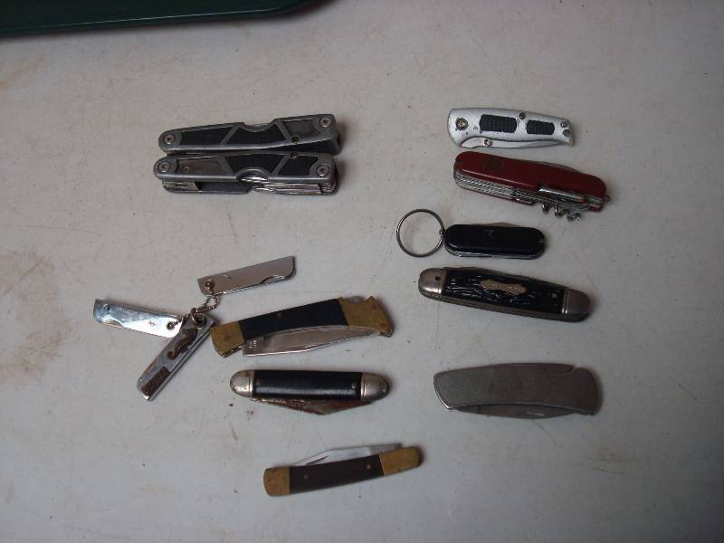 lot 27 image: Lot Of Folding Pocket Knives