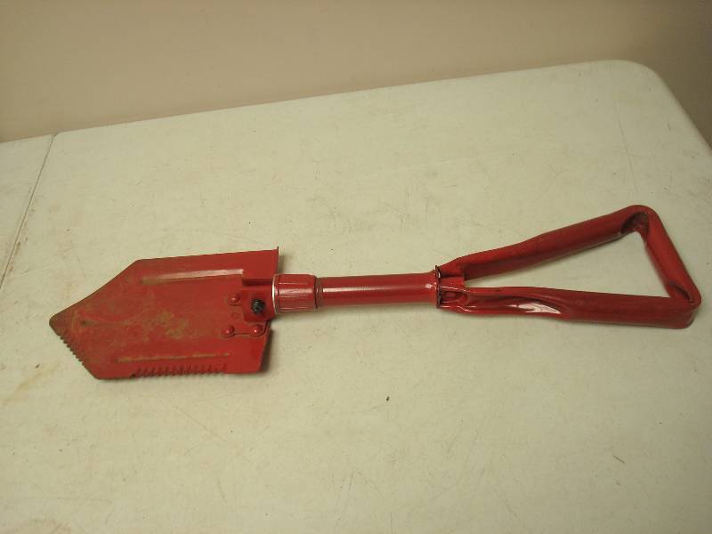 lot 51 image: Metal Folding Shovel