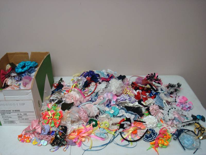 lot 83 image: Lot Of Girls Hair Clips