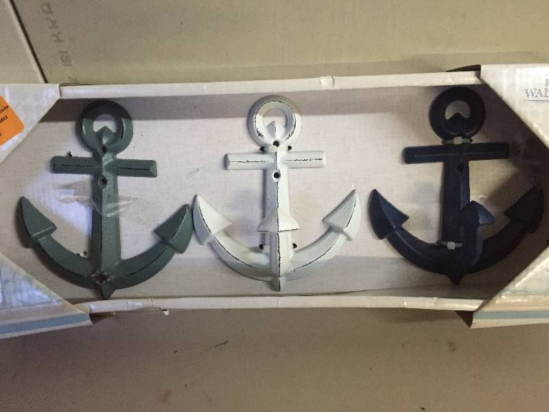 lot 34 image: Shoreline Decrotive Wall hooks