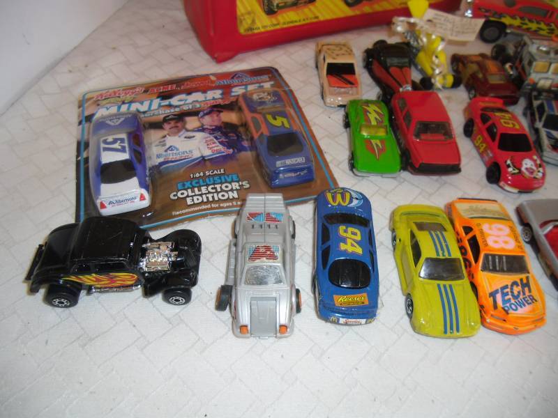 Lot of Diecast Cars Matchbox, Hot Wheels and Case