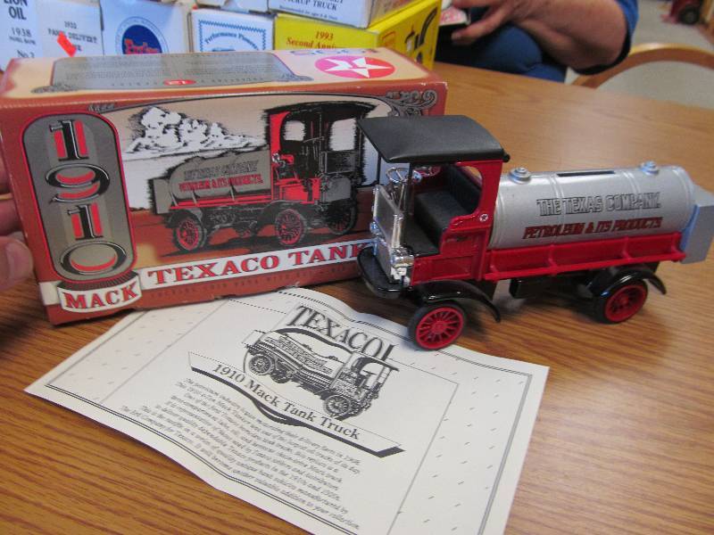 lot 1 image: 1910 Mack Texaco Tanker 124 Scale Diecast Bank