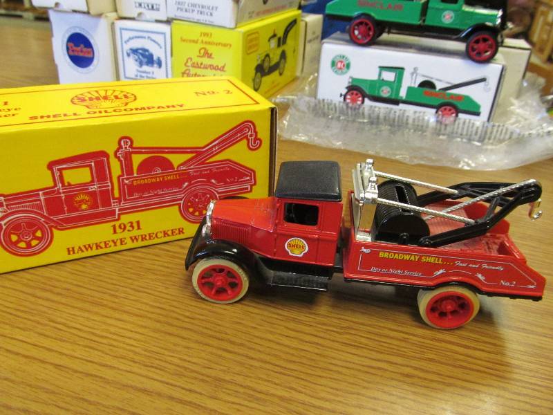lot 5 image: 1931 Hawkeye Shell Wrecker 124 Scale Diecast Bank