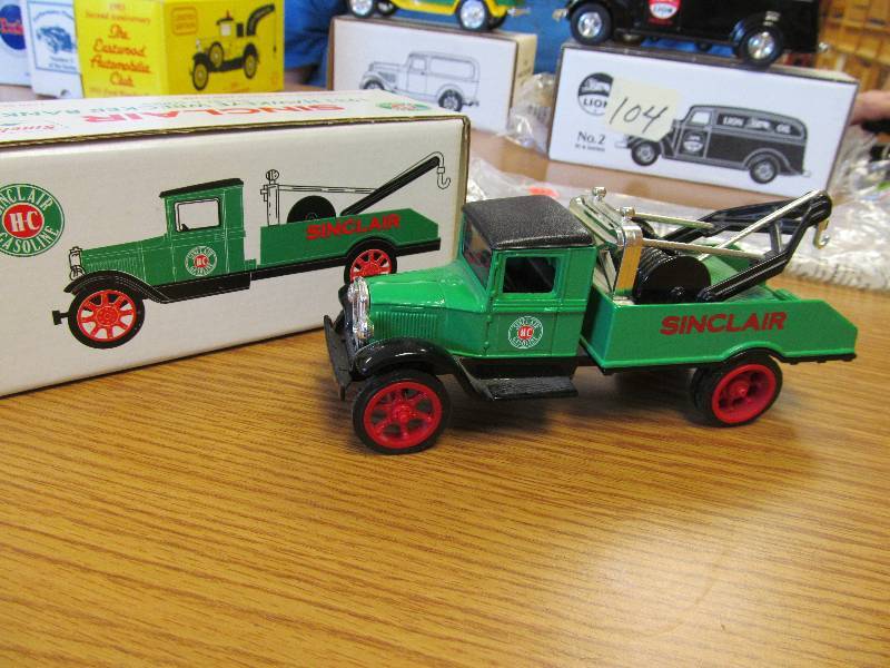 lot 6 image: 1932 Hawkeye Sinclair Wrecker 125 Scale Diecast Bank