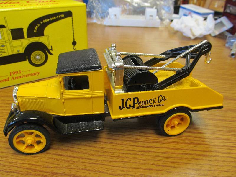lot 18 image: 1931 Hawkeye JC Penney Co Wrecker Truck 134 Diecast Bank