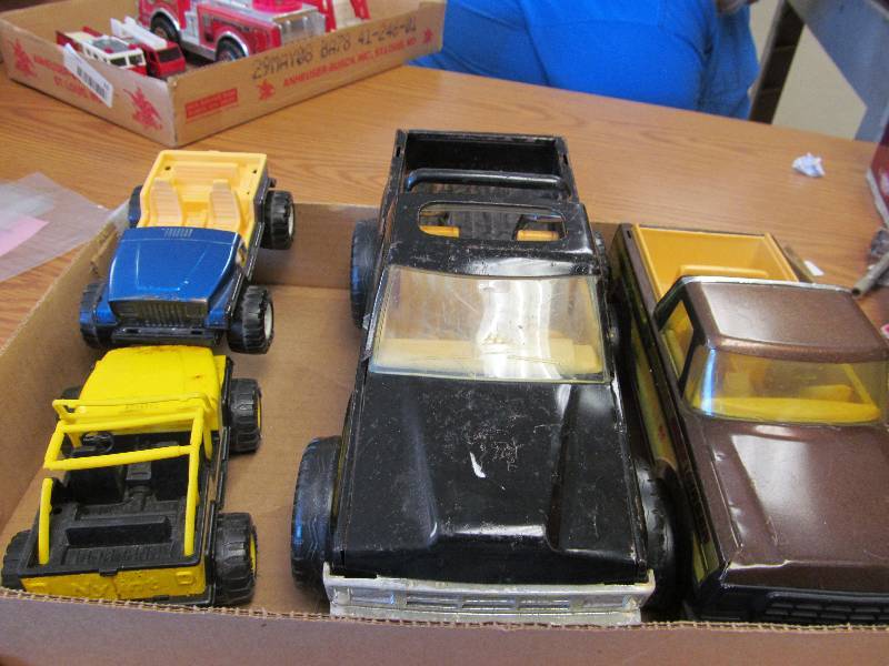 lot 32 image: Lot of 4 Nylint Metal Toys