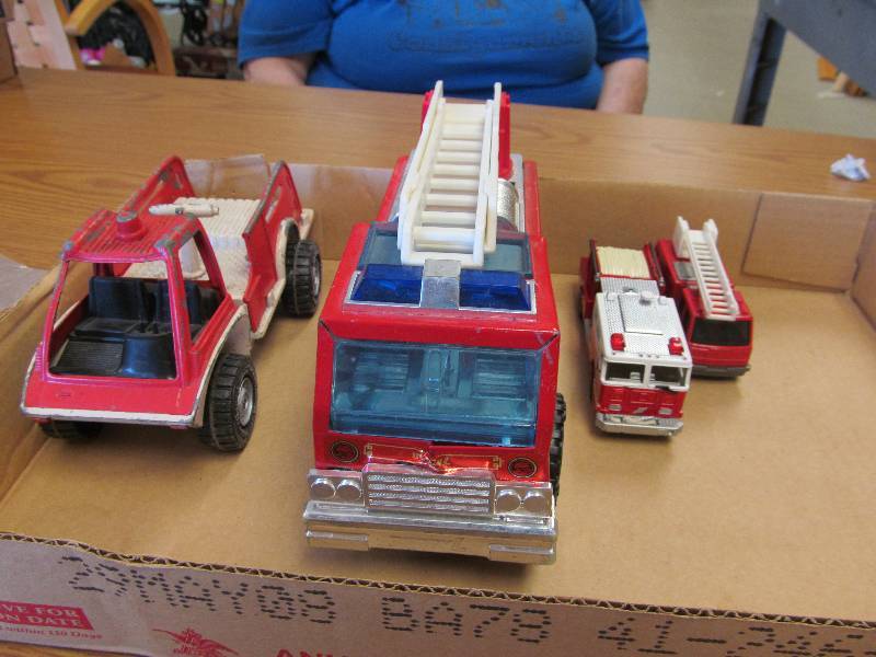 lot 33 image: Lot of 4 Metal Emergancy Fire Trucks