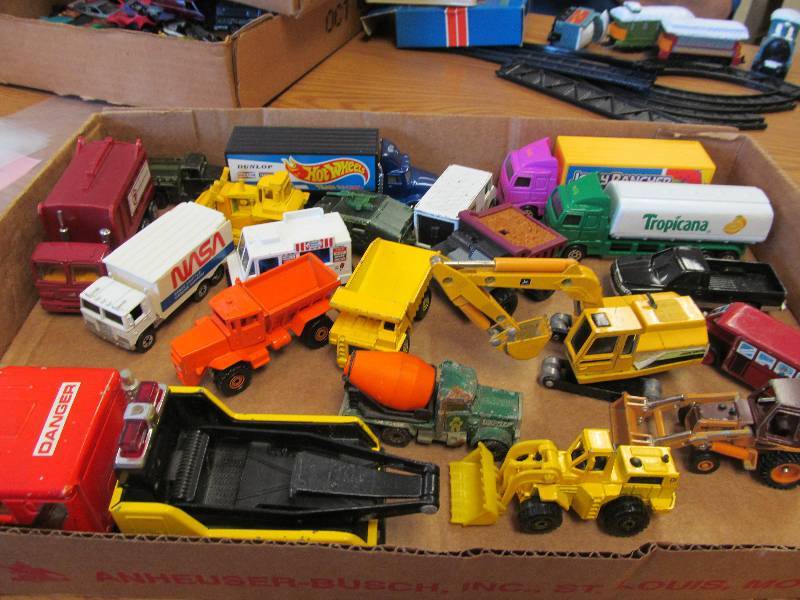 lot 37 image: Lot of 20 164 Construction & Commercial Diecast Vehicles