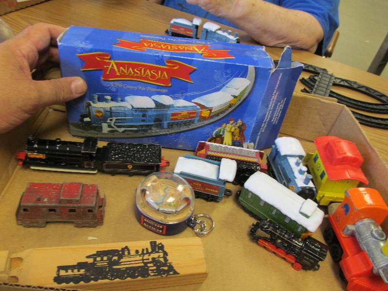 lot 40 image: Lot of Train Collectables