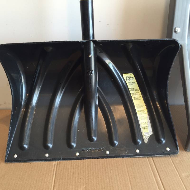SNOW SHOVELS