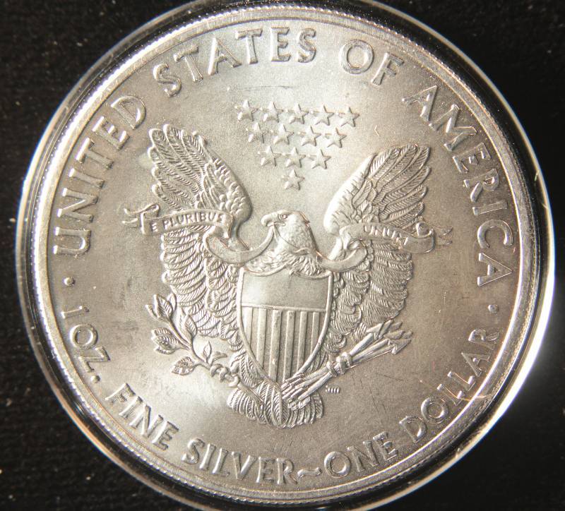 lot 16 image: 2014 US SILVER EAGLE .999 FINE SILVER IN AIRTIGHT HOLDER