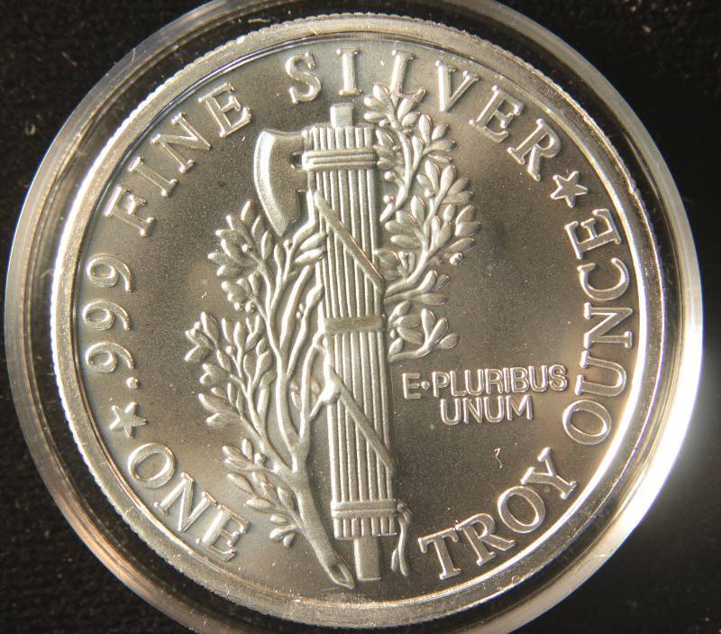 lot 19 image: 1 TROY Oz. .999 FINE SILVER ROUND MERCURY DESIGN IN CAPSULE