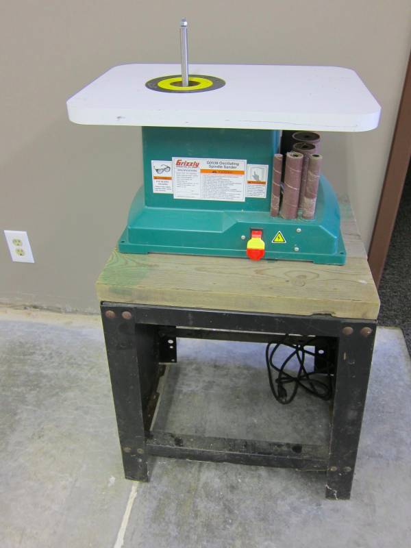 lot 7 image: Grizzly Oscillating Spindle Sander
