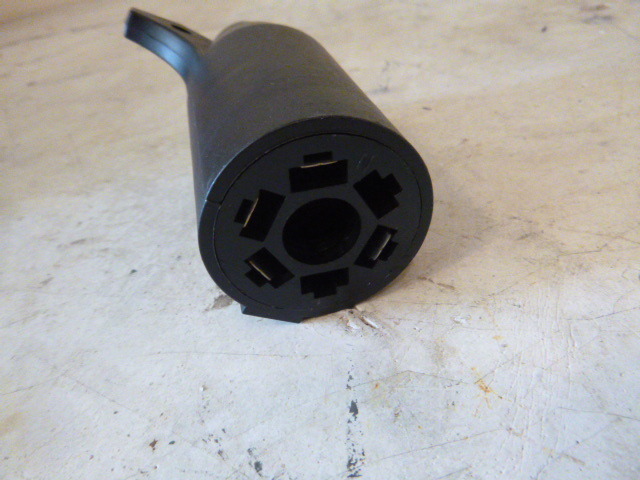 lot 33 image: 7 Pin to 4 Pin Plug
