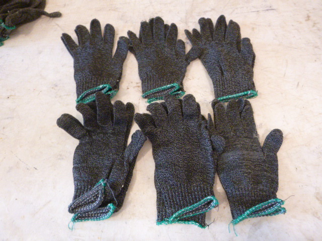 lot 103 image: 6 Pairs of Gloves