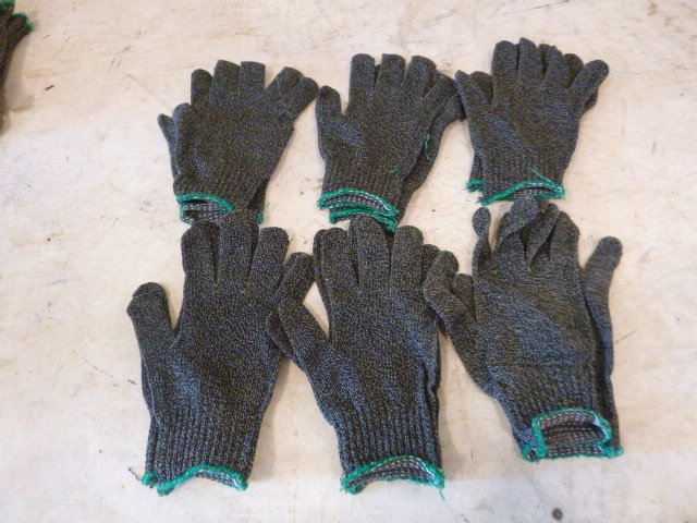 lot 104 image: 6 Pairs of Gloves