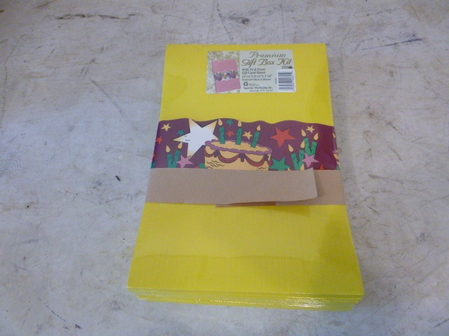lot 107 image: 12 Gift Boxes