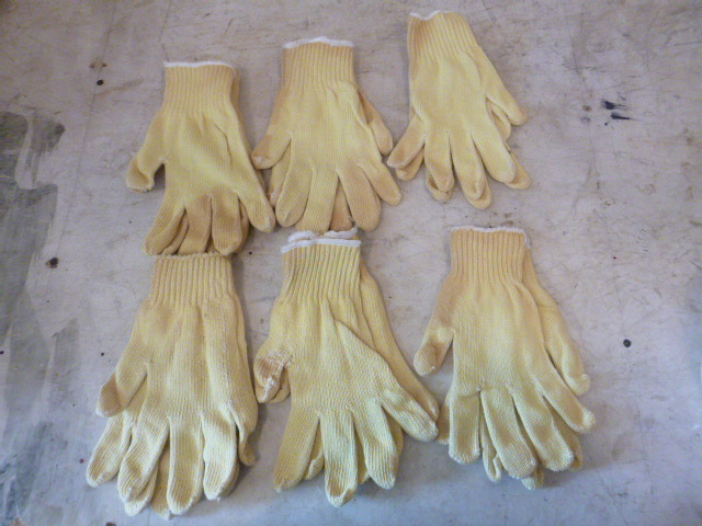 lot 198 image: 6 Pairs of Gloves