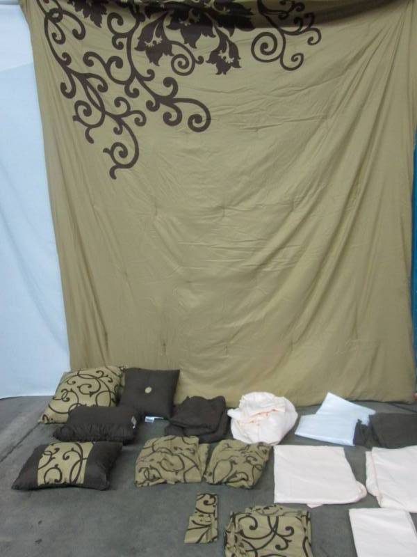 lot 68 image: Alcove Ella 30-pc. Bedroom Super Set - Queen