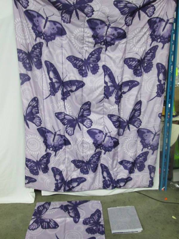 lot 74 image: Alcove Flutter Comforter Set - Twin
