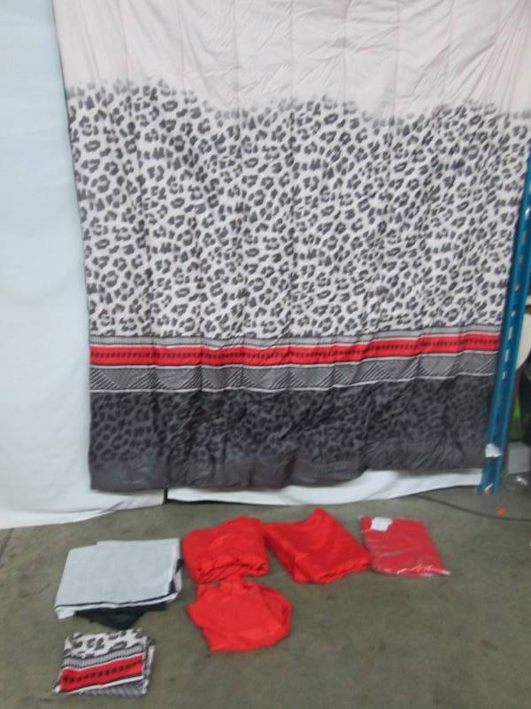 lot 73 image: Alcove Snow Leopard Comforter Set - Full