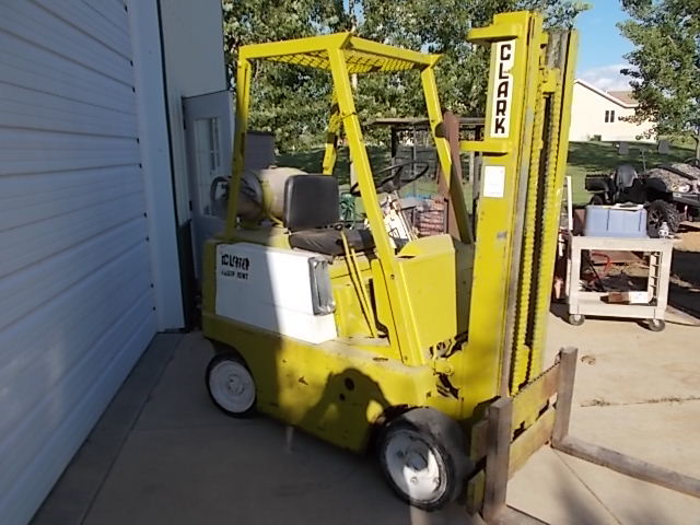 lot 202 image: Clark CF40B 4000 lb LP Gas Forklift...